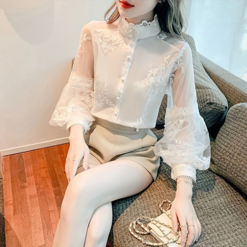 

Женская весенняя новинка 2026: Белая шифоновая блузка с вышивкой, кружевом, воротником-стойкой и рукавами-фонариками – элегантная модель для женщин