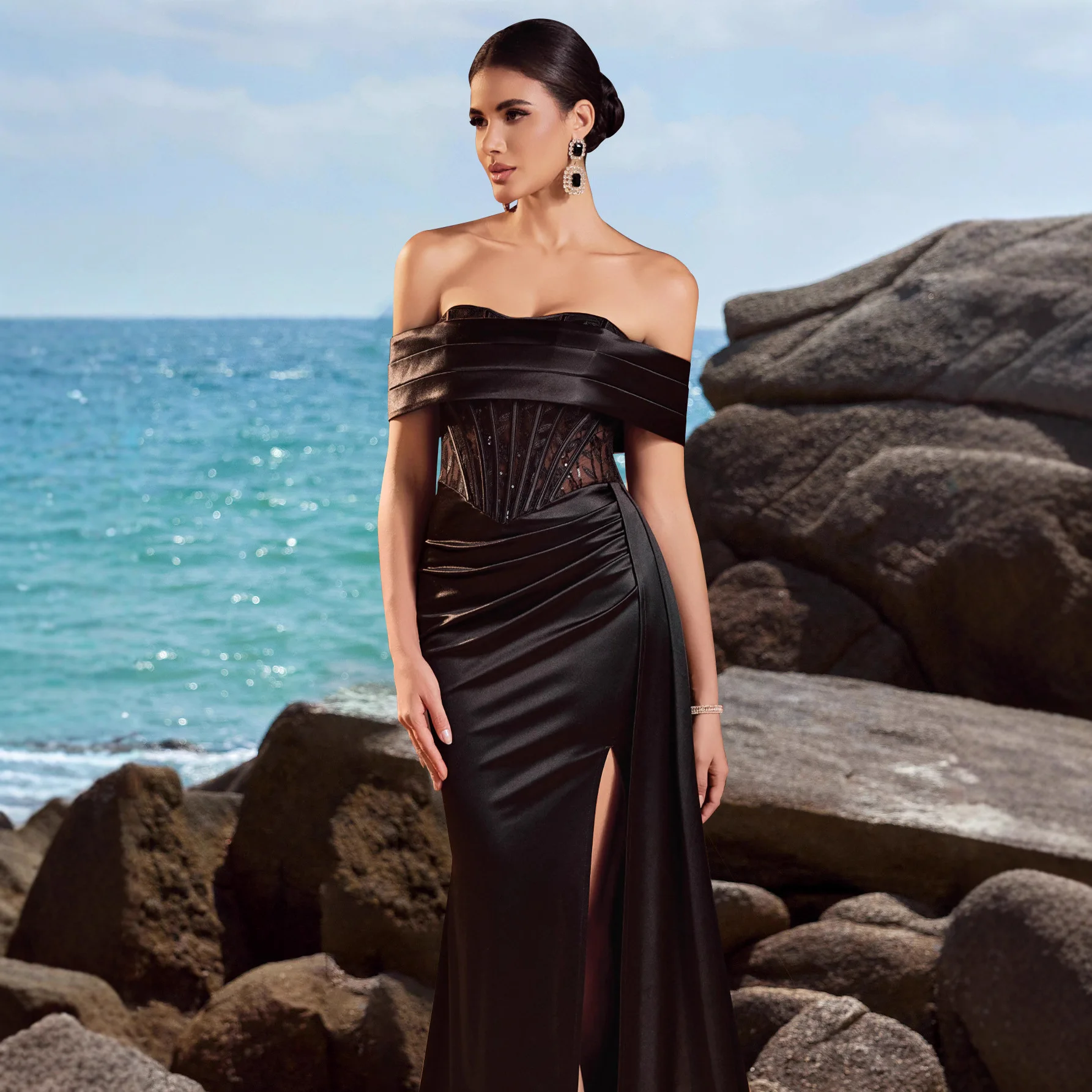 LEOSOXS Damska czarna satynowa suknia wieczorowa z odkrytymi ramionami, koronkowym gorsetem i wysokim rozcięciem, elegancka długa suknia formalna na przyjęcie