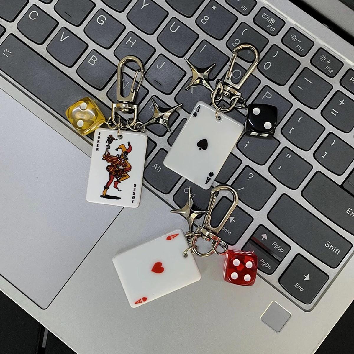 جديد شخصية ثلاثية الأبعاد مجسمة اللون النرد بطاقة اللعب المفاتيح بطاقة اللعب عنصر حقيبة سماعة الاذن قلادة