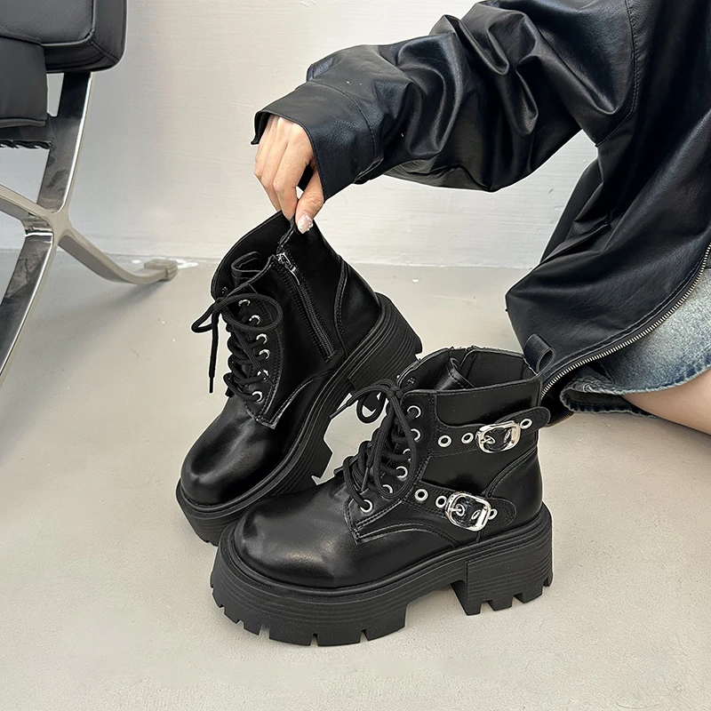 

Designers Women Platform Gothic Ankle Combat Boots Rivet Chain Wedges Punk Cosplay Zip Booties Autumn Winter Motorcycle Shoes