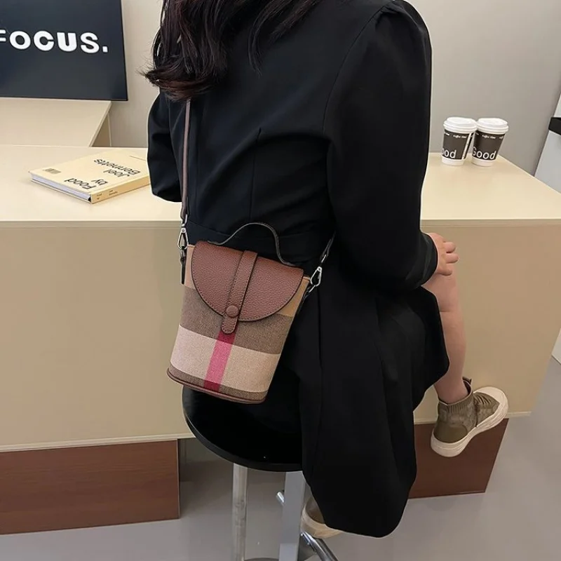 Chic-casual 2025 nuevo bolso de hombro de cuero de marca de lujo para mujer famoso diseñador Casual París Vintage ​