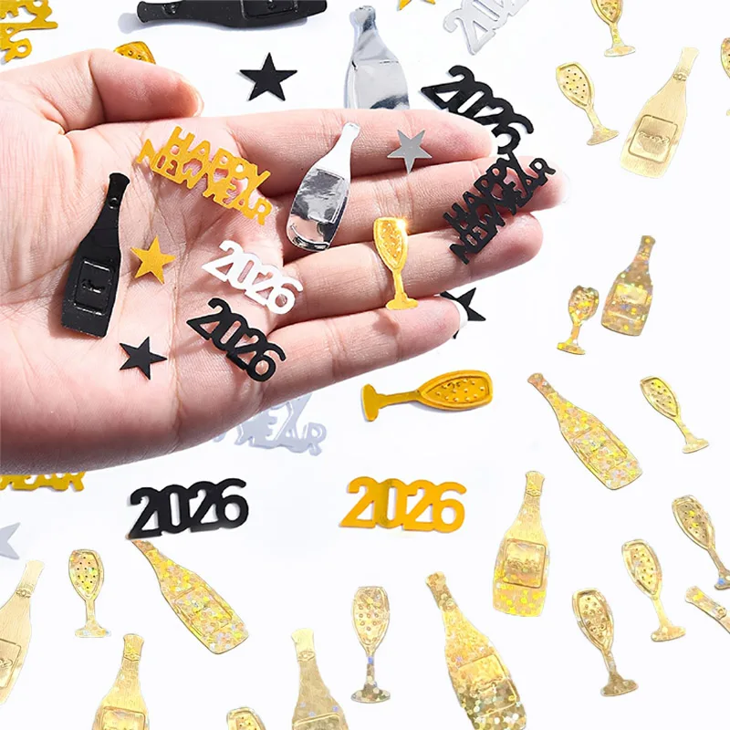 Confeti dorado de Feliz Año Nuevo 2026, mesa con purpurina dispersa, botella de vino, suministros de decoración para fiesta de Año Nuevo y aniversario