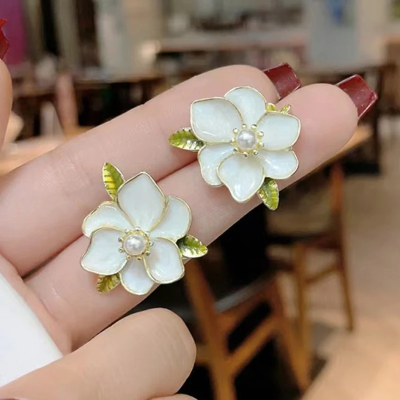 New Fashion White Flower Earrings for Women Party Elegant Enamel Oil Green Leaf Blooming Gardenia Stud Earrings Petal Jewelry