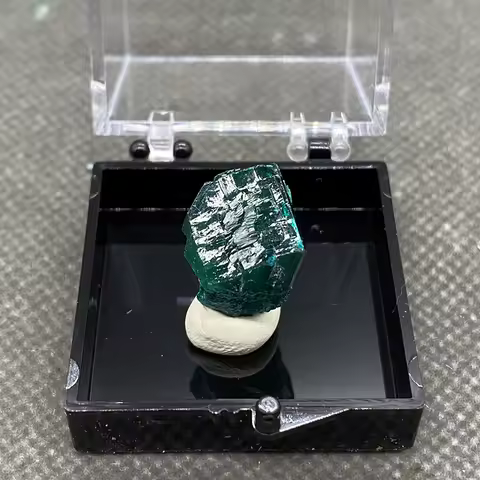 100% Natural Congo sapphire Mineral specimen stones and crystals quartz Collections + box size:35*35*35mm