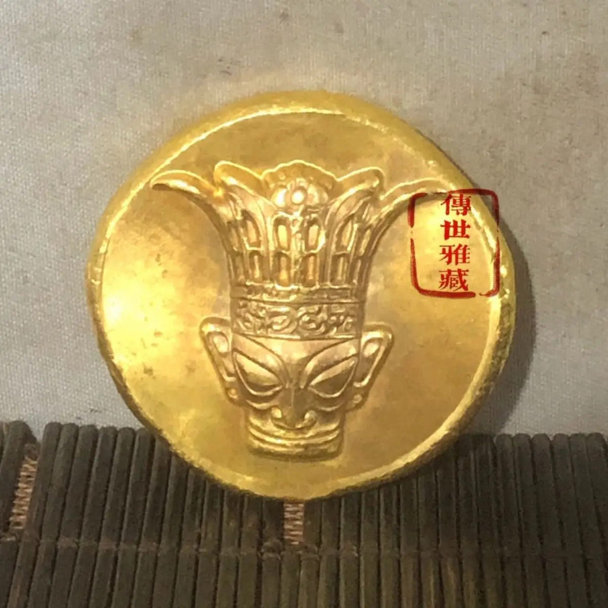 Solid gold-plated gold coins, with a warm and delicate patina that is spicy and aged