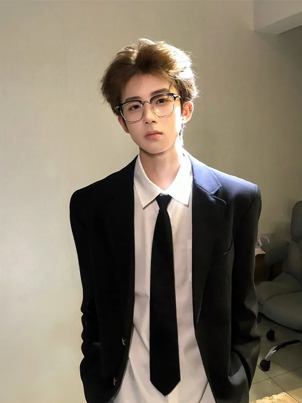 

Модный мужской костюм-тройка в британском стиле: высококачественный пиджак, брюки и галстук для торжественных мероприятий. Полный комплект.