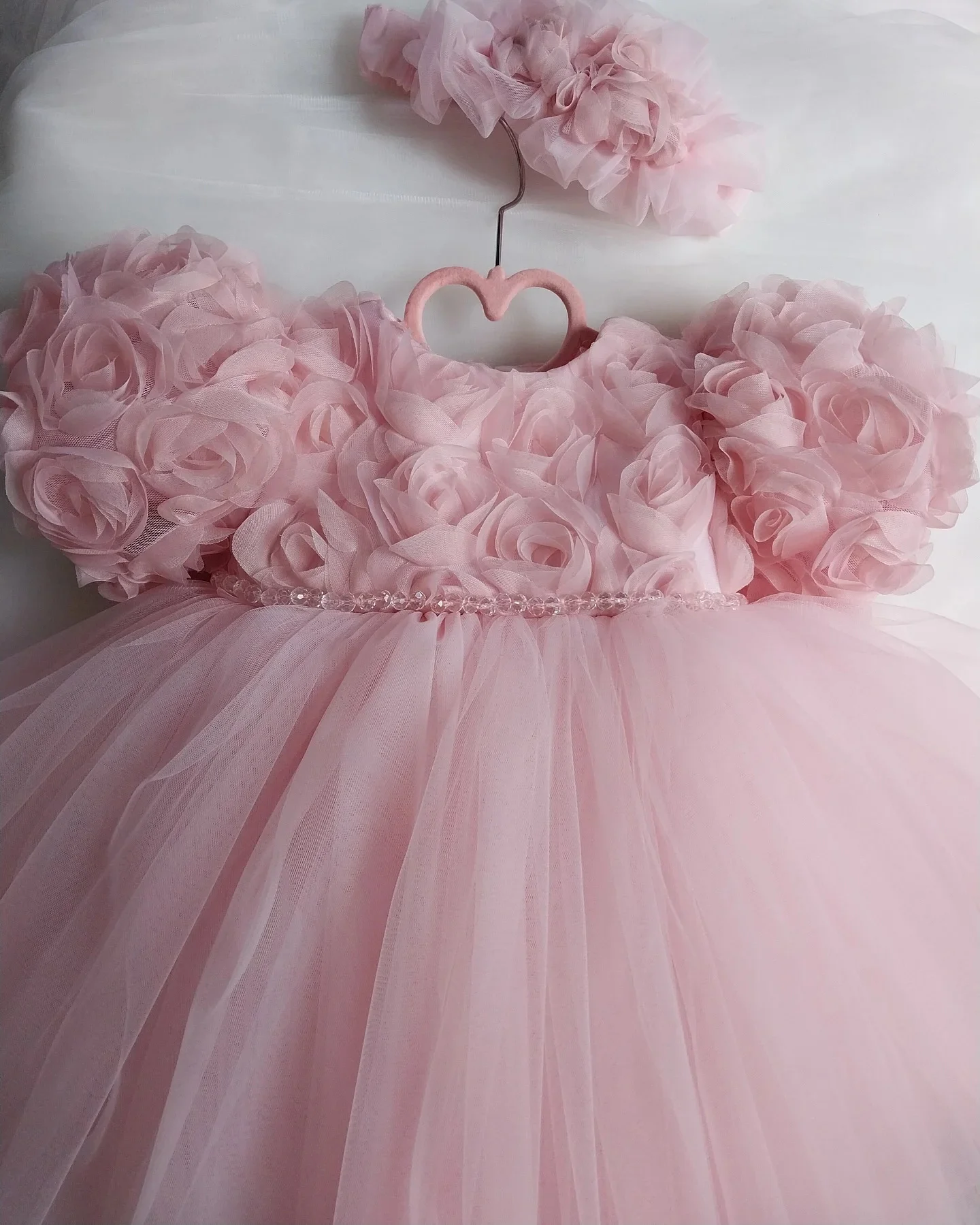 فساتين جميلة لفتاة الزهور لحفلات الزفاف مخصصة بأكمام قصيرة مطرزة بالخرز من التول منتفخ للأطفال فستان التواصل الأول لأعياد الميلاد