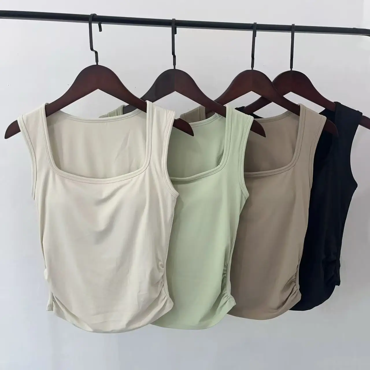 قميص نسائي برقبة مربعة من قطعة واحدة مع حمالة صدر مبطنة مدمجة للبيلاتيس والتدريب والجري واللياقة البدنية وملابس اليوغا وحمالة الصدر