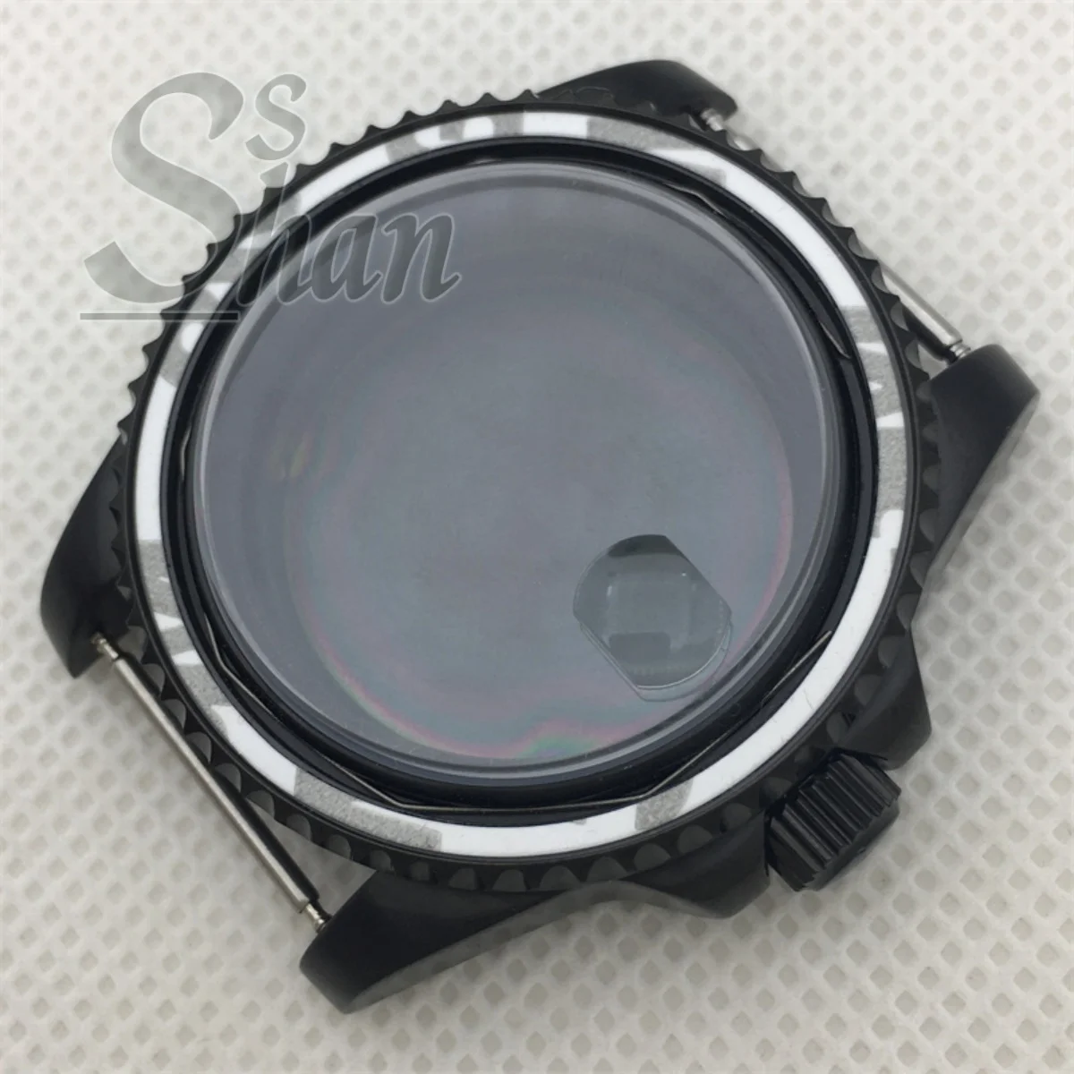 

40mm bi-directional rotating case with sapphire crystal is paired with NH34 NH35 NH36 ETA2824 DG2813 3804 Miyota 8205 movements