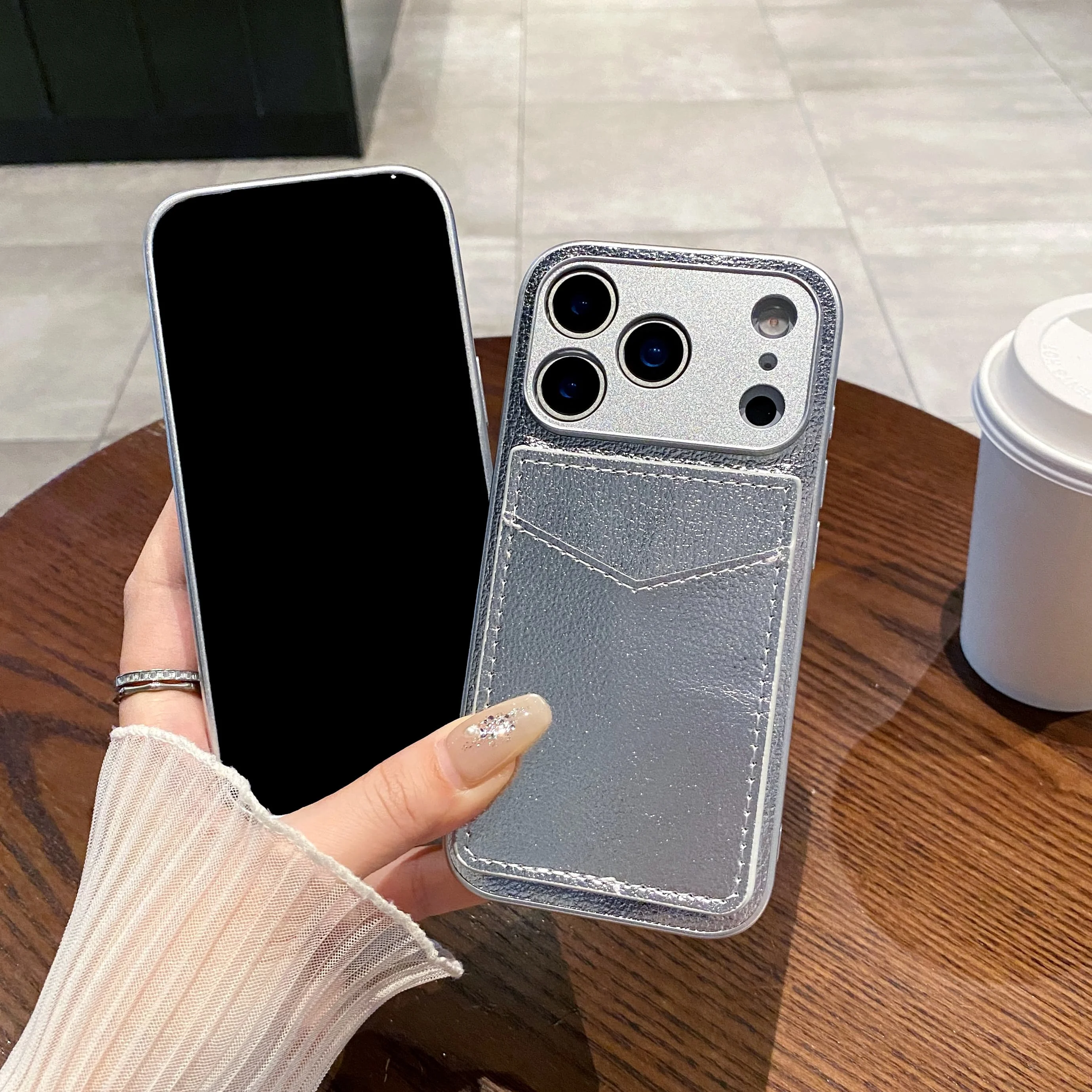 Silberne Leder-Handyhülle mit Brieftaschen-Kartenhalter für iPhone 17/16/15/14/13/12/11 pro Max – langlebige Hülle mit Linsenschutz