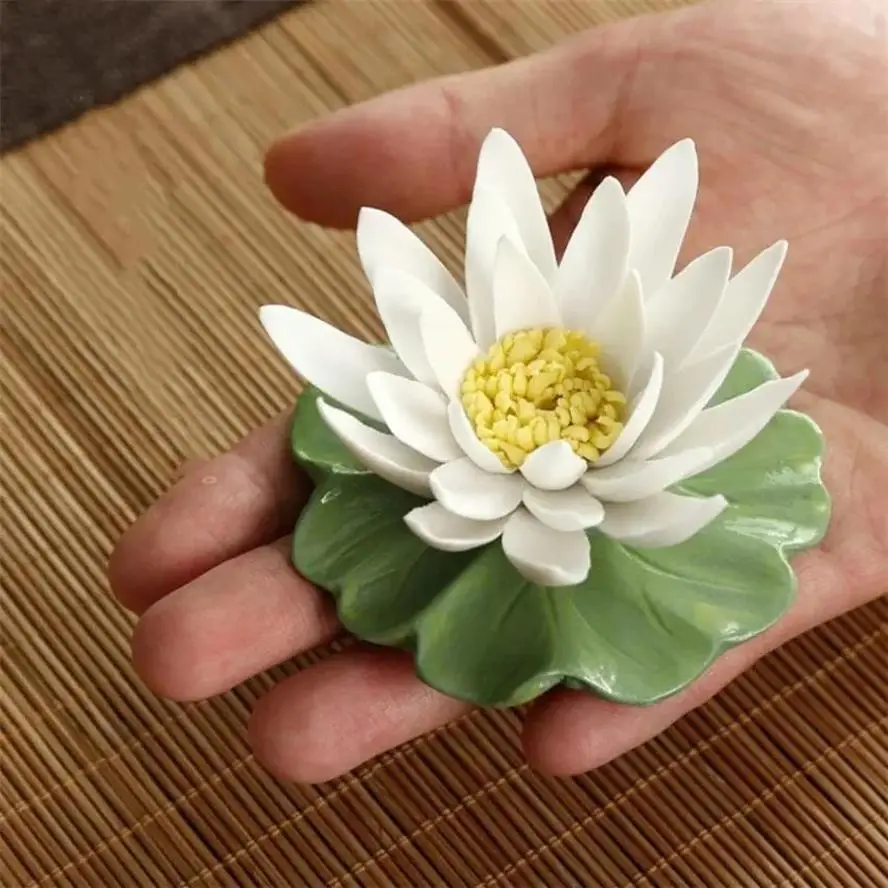 1 Pcs Hand Pinched Ceramic Flower Ornament White Lotus Lily Zen Incense Holder Incense Stick Creative Tea Pets Home Decoration