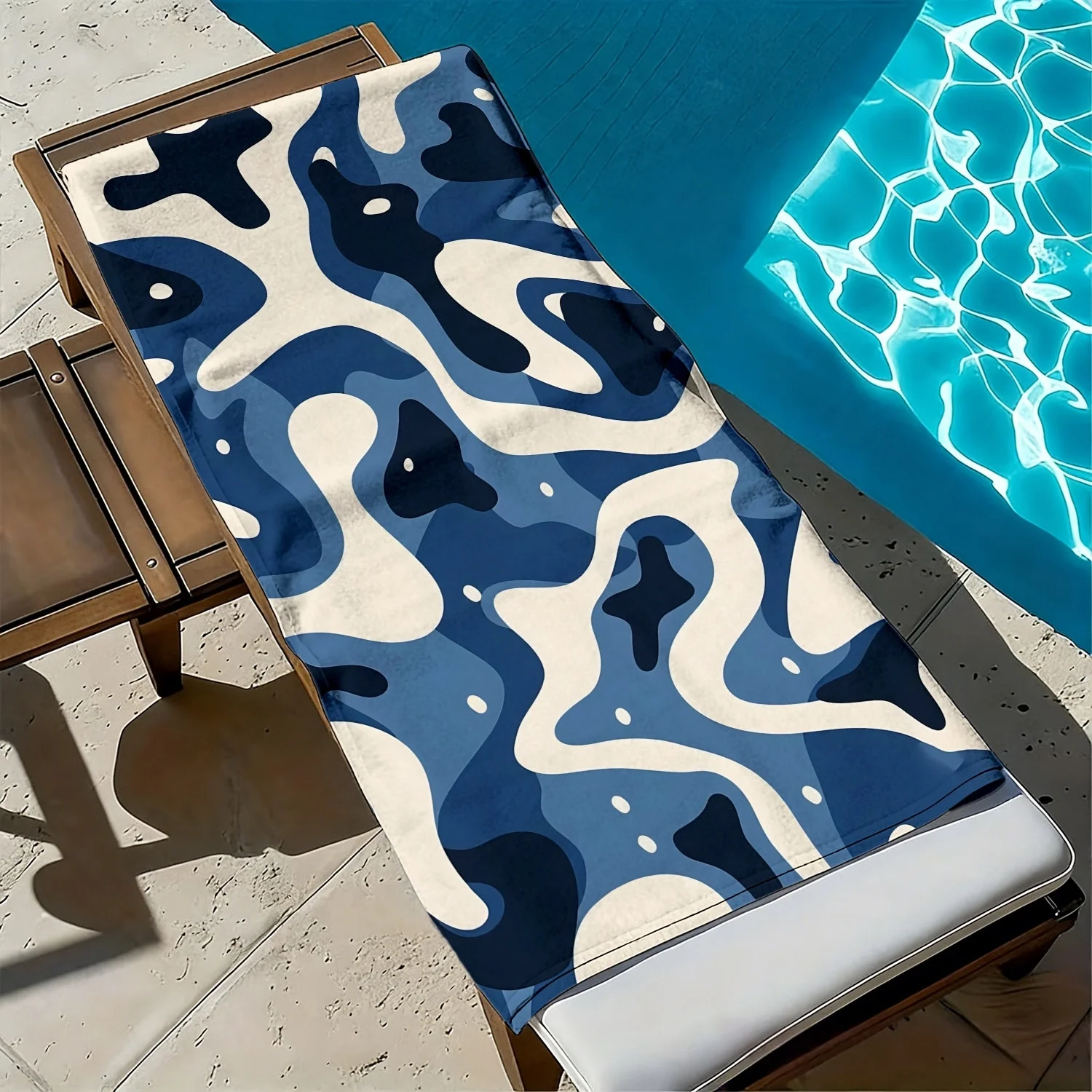 Camouflage blue and white pattern polyester microfiber beach towel is highly absorbent, suitable for swimming and beach outings