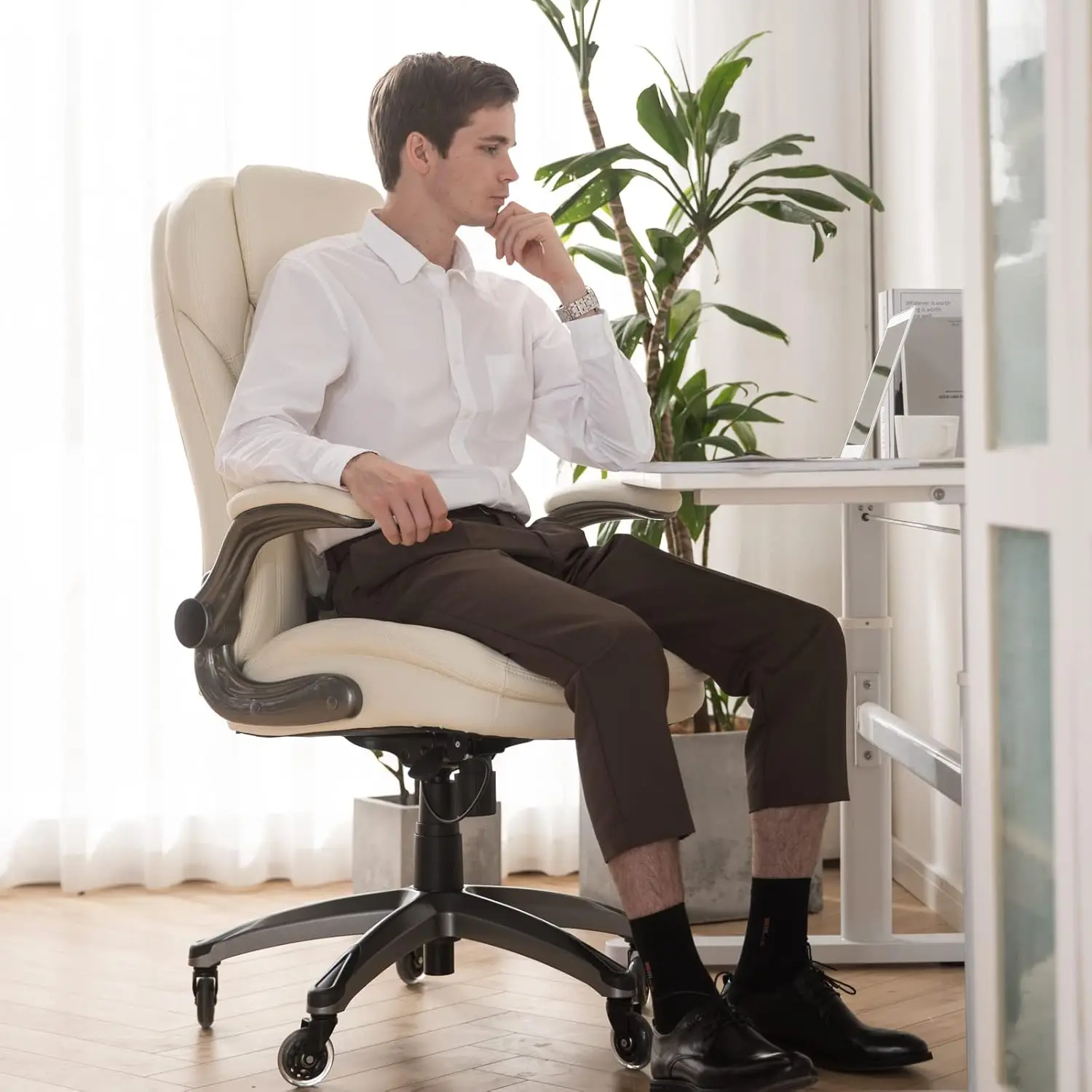 임원용 사무실 의자 - 업그레이드된 회전 캐스터가 있는 인체공학적 컴퓨터 책상 의자, 패딩 처리된 접이식 등받이가 있는 높은 등받이 사무실 의자