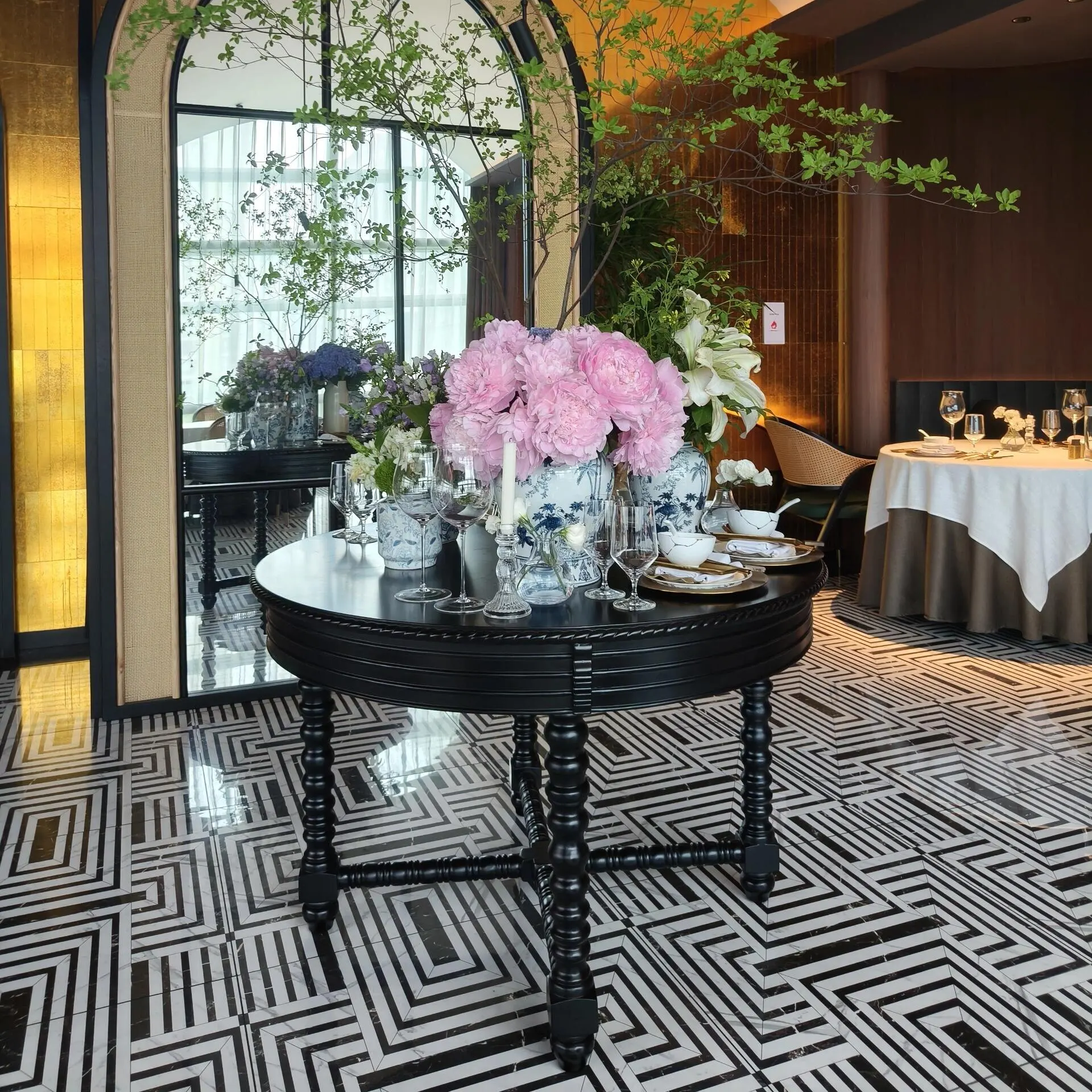 

Wind ancient solid wood round table retro black restaurant high-end villa dining table hotel lobby decoration table