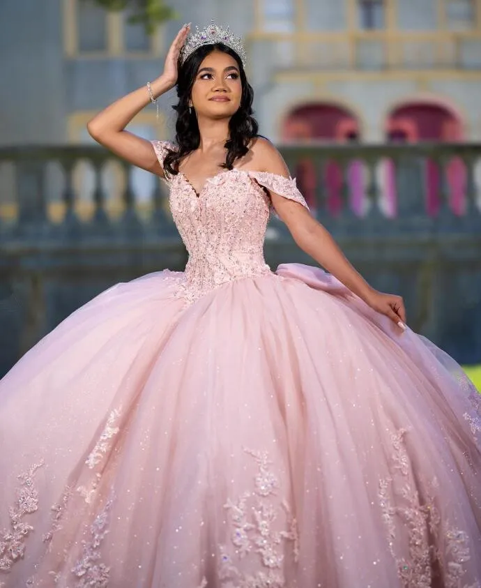 فساتين Quinceanera مكشوفة الأكتاف مع زينة زهور ، فستان أميرة وردي ، مشد برباط وتنورة ، 15 سنة ،