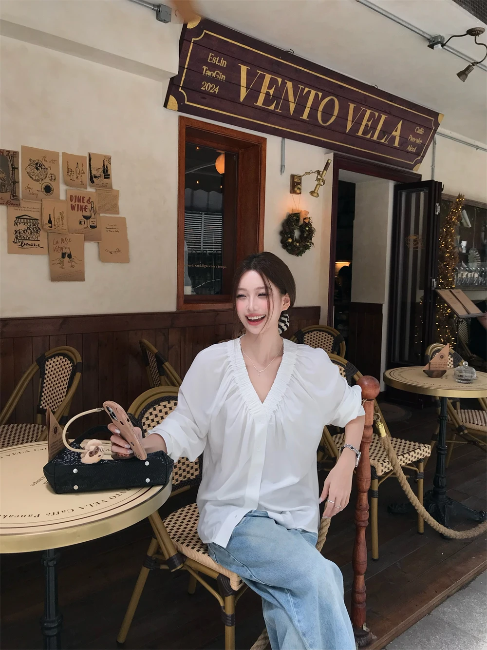 

Элегантная плиссированная блузка с V-образным вырезом и длинными рукавами для женщин: весенний шикарный свободный топ, стройнящий фигуру, дышащий, в корейском стиле, для повседневной носки