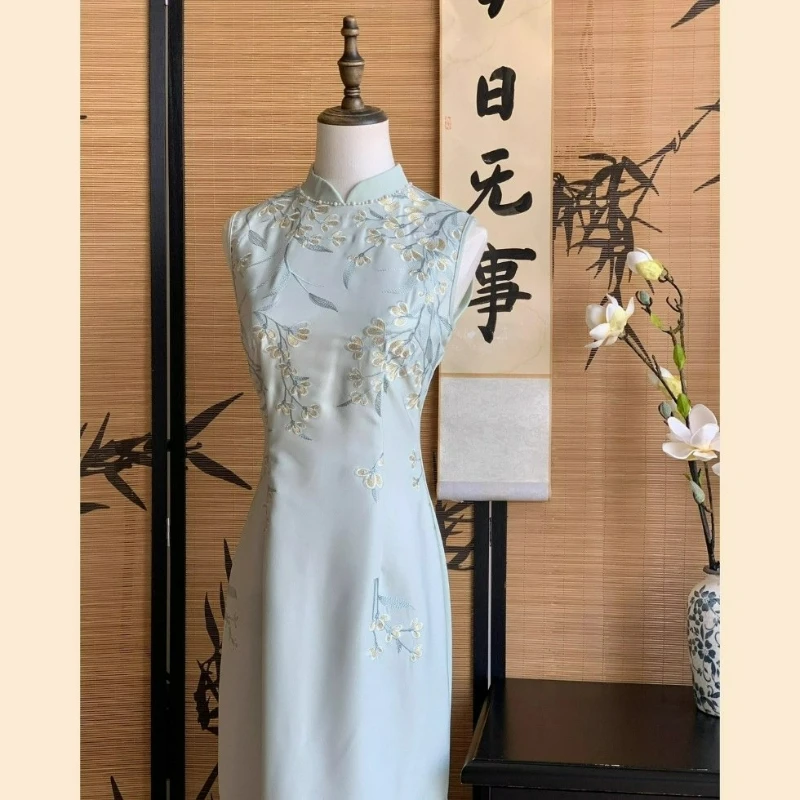

Новое модное китайское платье-ципао 2026 года, светло-зеленое, улучшенная модель, с вышивкой, без рукавов, с завышенной талией, для женщин