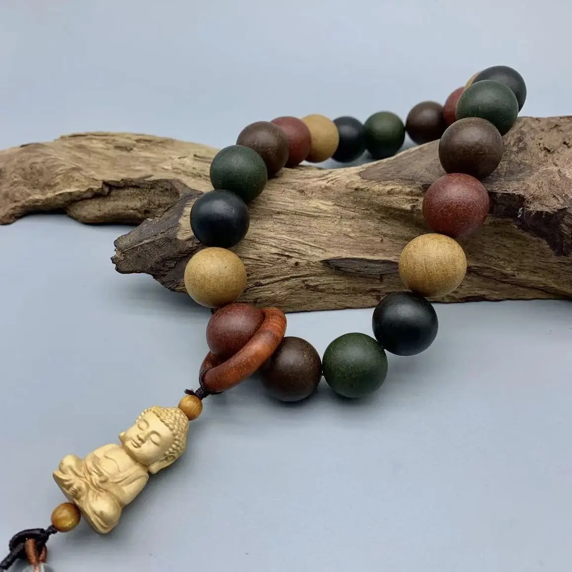

UMQ Original New Five Square Noble People Handheld Bracelet 18 Court Ancient French Union Aromatic Beads Twist Beads