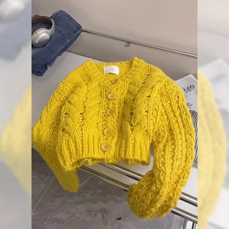 レトロな黄色のロングスリーブセーター、女性用秋の柔らかく快適なシングルボタンニットセーター、通勤用ルーズフィット無地