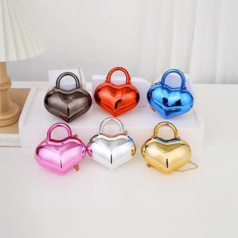 Metallische herzförmige Mini-Umhängetasche mit glänzendem Finish und abnehmbarem Kettenriemen, perfekt für Partys, Hochzeiten und Veranstaltungen. – Detail 7
