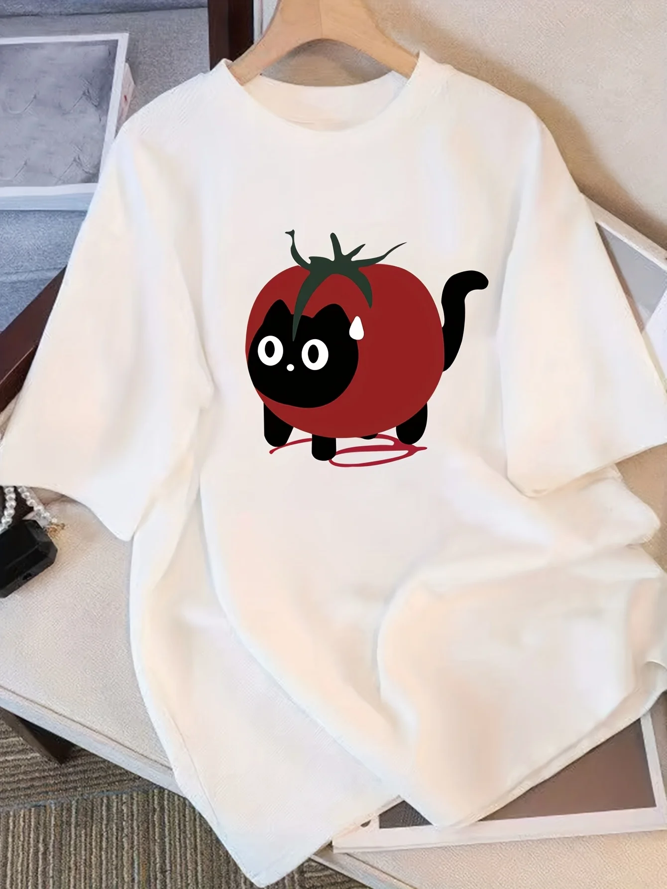 Women's Cute Tomato Cat Graphic T - All-Season Wardrobe Staple, Relaxed Outfit, Comfortable Material, Round Neck Shirt, Clothing