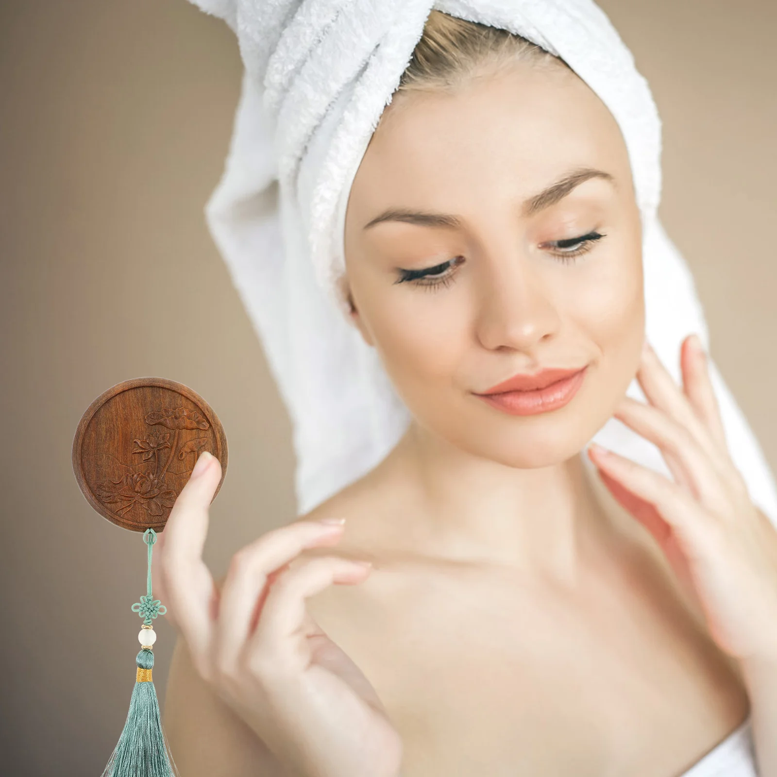 1Set Vintage Wooden Hand-Carved Comb Mirror Compact Portable Travel Makeup Mirror Gentle Hair Comb Set Elegant Design