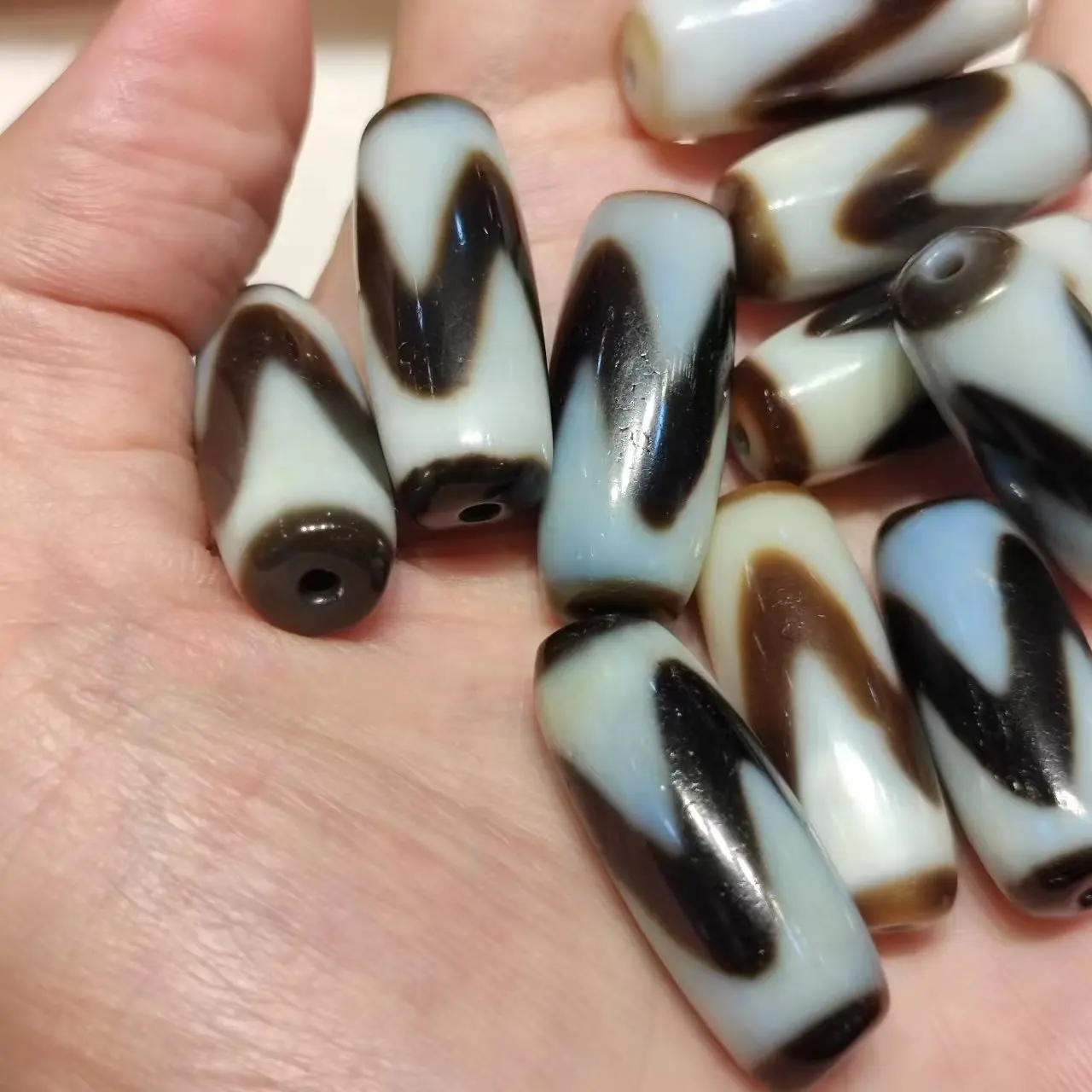 1pcs/lot natural/tiger tooth pattern/old agate dzi Black and white Jade Weathering lines White core holes Bracelet Accessories