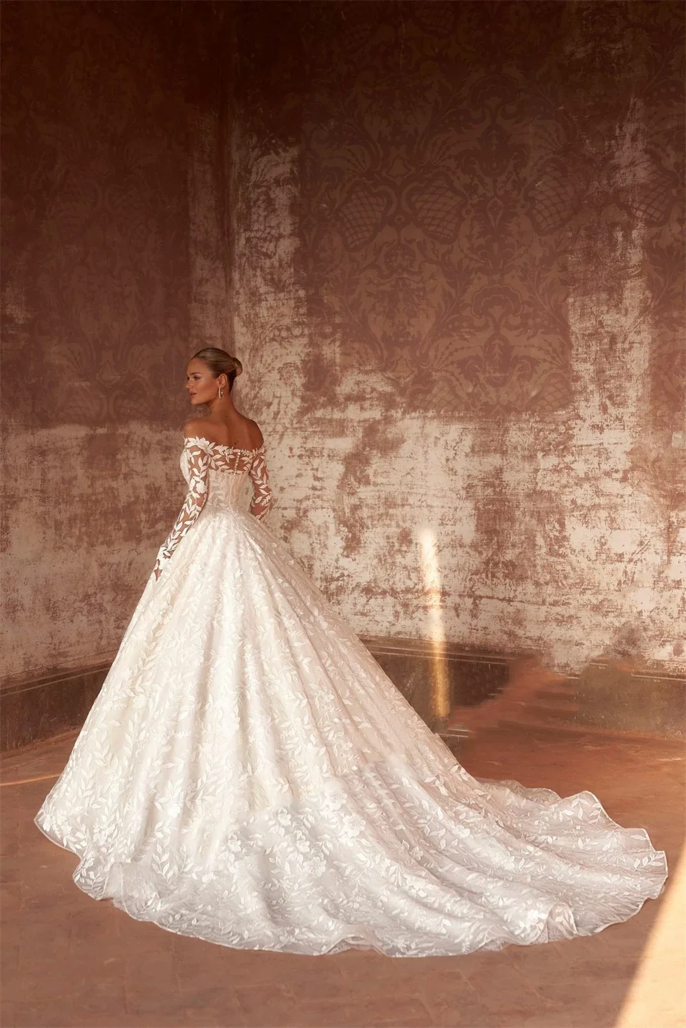 ชุดแต่งงานลูกไม้สไตล์วินเทจสุดหรูแบบสั่งตัดของ Flavinke สำหรับเจ้าสาว คอทรงเรือ ผ้าทูลล์จับจีบ ทรงเอไลน์ ประดับด้วยลูกไม้  ชุดเจ้าสาว