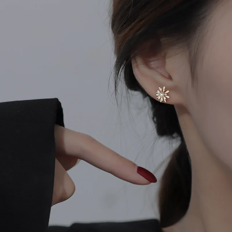 New Temperament 925 Sterling Silver Color Small Daisy Gold Stud Earrings for Women Girl Korean Flower Jewelry Accessories Summer