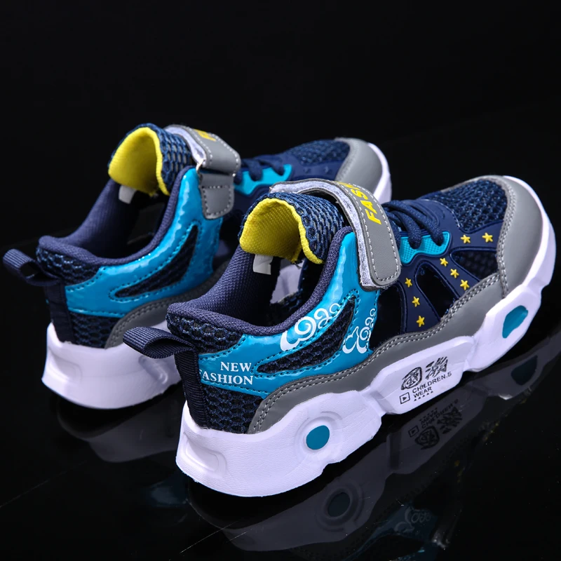 A pair of children's sports basketball shoes, with soft soles that provide comfortable wearing and good durability. MF-Y218