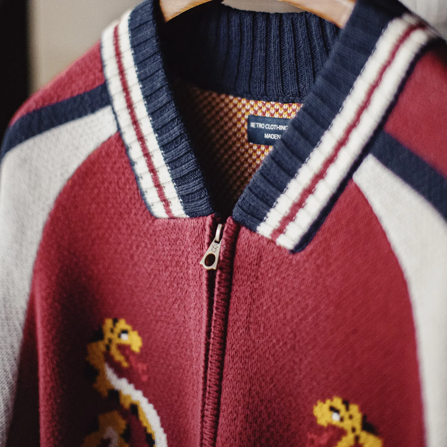 Maden Cárdigan con cremallera bordado estilo Yokosuka para hombre, suéter de punto con patrón de serpiente, abrigo cálido rojo para otoño e invierno