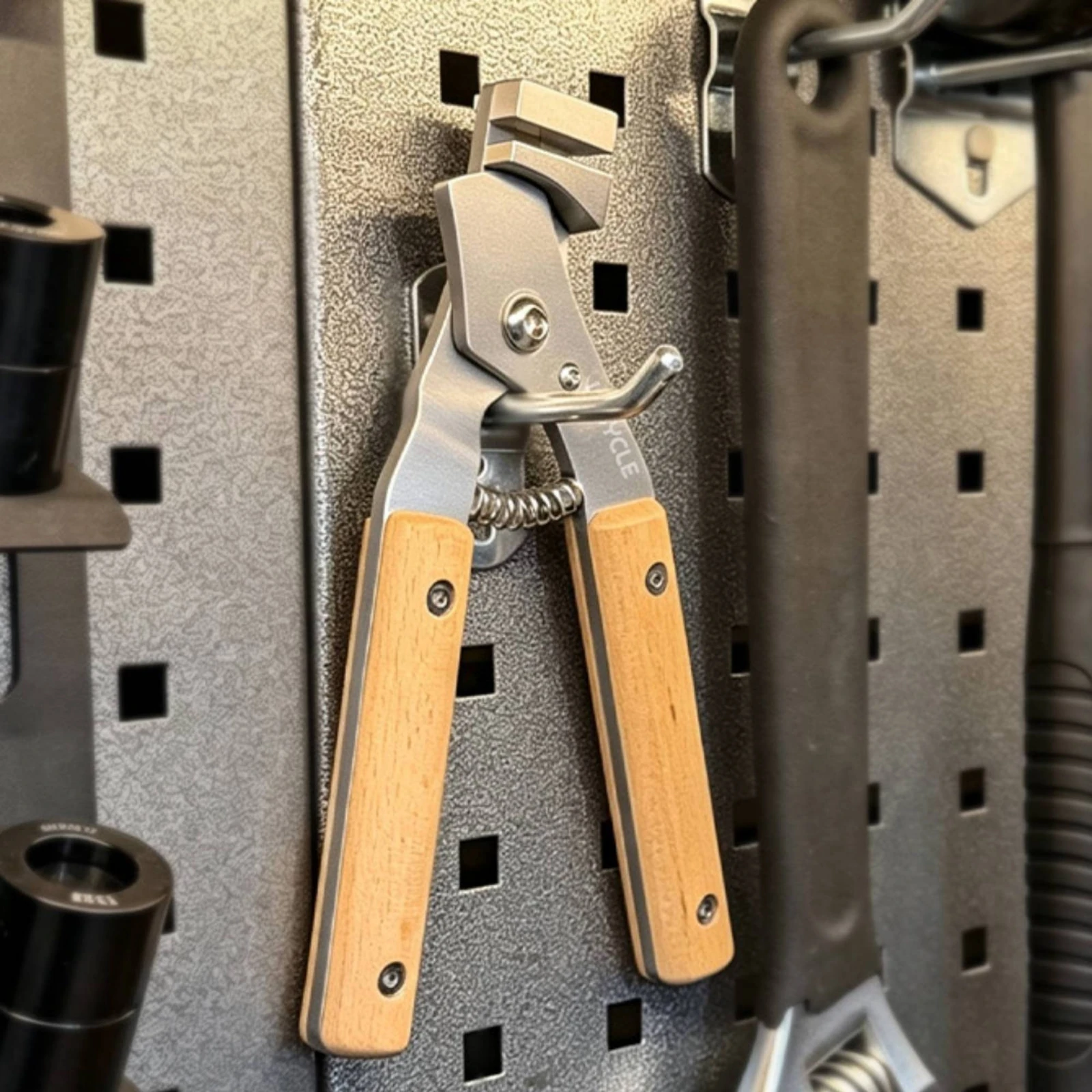 Wheel Spoke Holder Tool Spring-Loaded Spoke Holding Tool Pliers Hand-Held Metal for Mechanics, Bike Repair