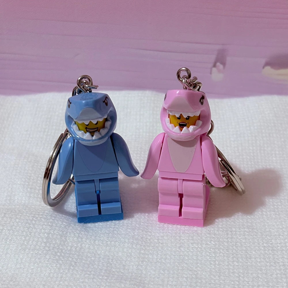 2 peças Chaveiro de Casal de Tubarões Rosa e Azul em Desenho Animado, com Blocos de Montar em Formato de Coração, Pingente para Mochila, Presente para Amigos