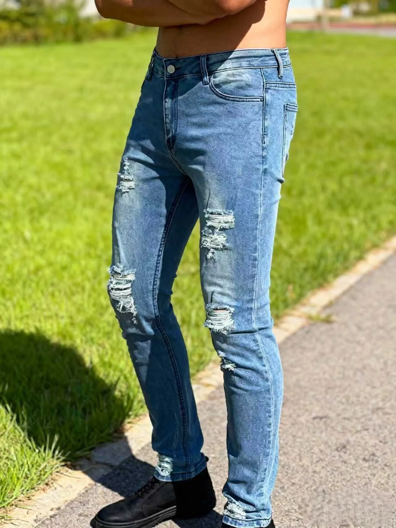 جينز دينم متعثر للرجال | بنطال مدبب نحيف باللون الأزرق الفاتح | تفاصيل ممزقة على الركبتين والفخذين، لمسة نهائية من الحافة الخام #5