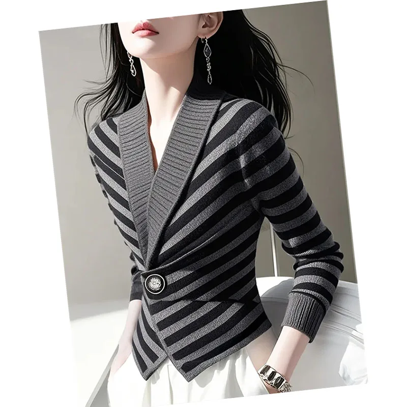 سترة نسائية جميلة مشهورة لهذا العام 2025 شتاء جديد مزاجه كسول خطوط عالية الإحساس مع سترات الموضة