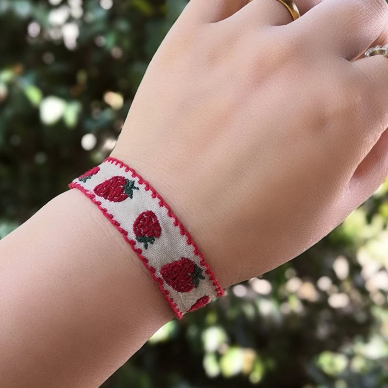 Boho Strawberry Flower bracciale ricamato bracciale intrecciato fatto a mano braccialetti avvolgenti dell\'amicizia braccialetti intrecciati con filo