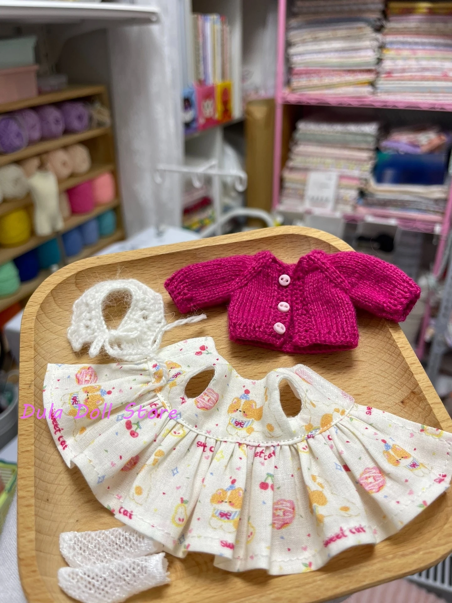 

Комплект одежды для куклы Dula 2026: вязаный жакет розово-красного цвета для кукол OB11 GSC