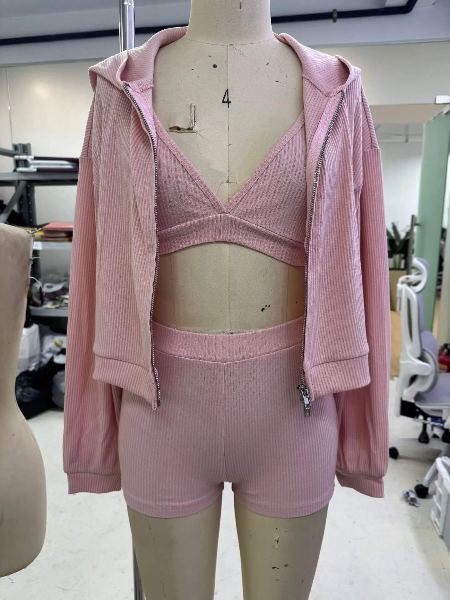 스포티하고 간결한 3피스 여성 세트, 베이직 브라 + 밴딩 반바지 + 후드 집업 코트, 새로운 가을 패션 의상