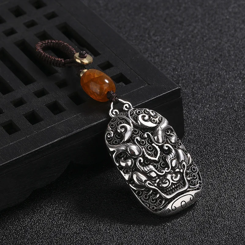 

Retro Wealth Attraction Transfer Hollow Pixiu Keychain Personalized Men's and Women's Car Handmade Weaving Creative Pendant.