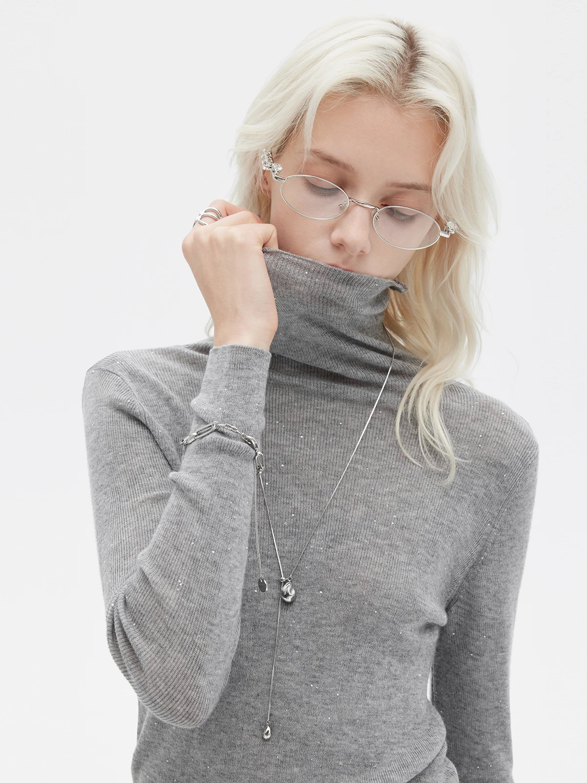 Maglione da donna nuovo primavera e autunno, maglione a collo alto da pendolarismo alla moda slim fit con paillettes grigio chiaro