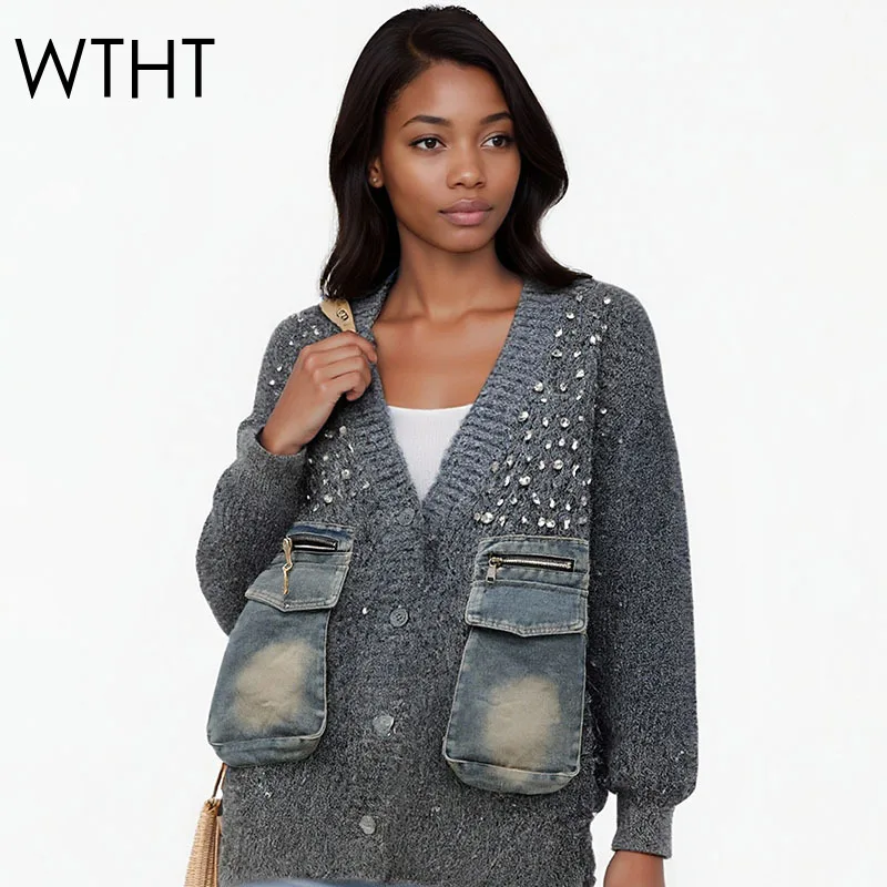 เสื้อคาร์ดิแกนถักไหมพรม WTHT รุ่นใหม่ทันสมัยสำหรับผู้หญิง ประดับเพชรแบบ Heavy Industry กระเป๋าเดนิม แขนยาว คอวี สำหรับฤดูหนาว ปี 2025 รุ่น 1LS2773