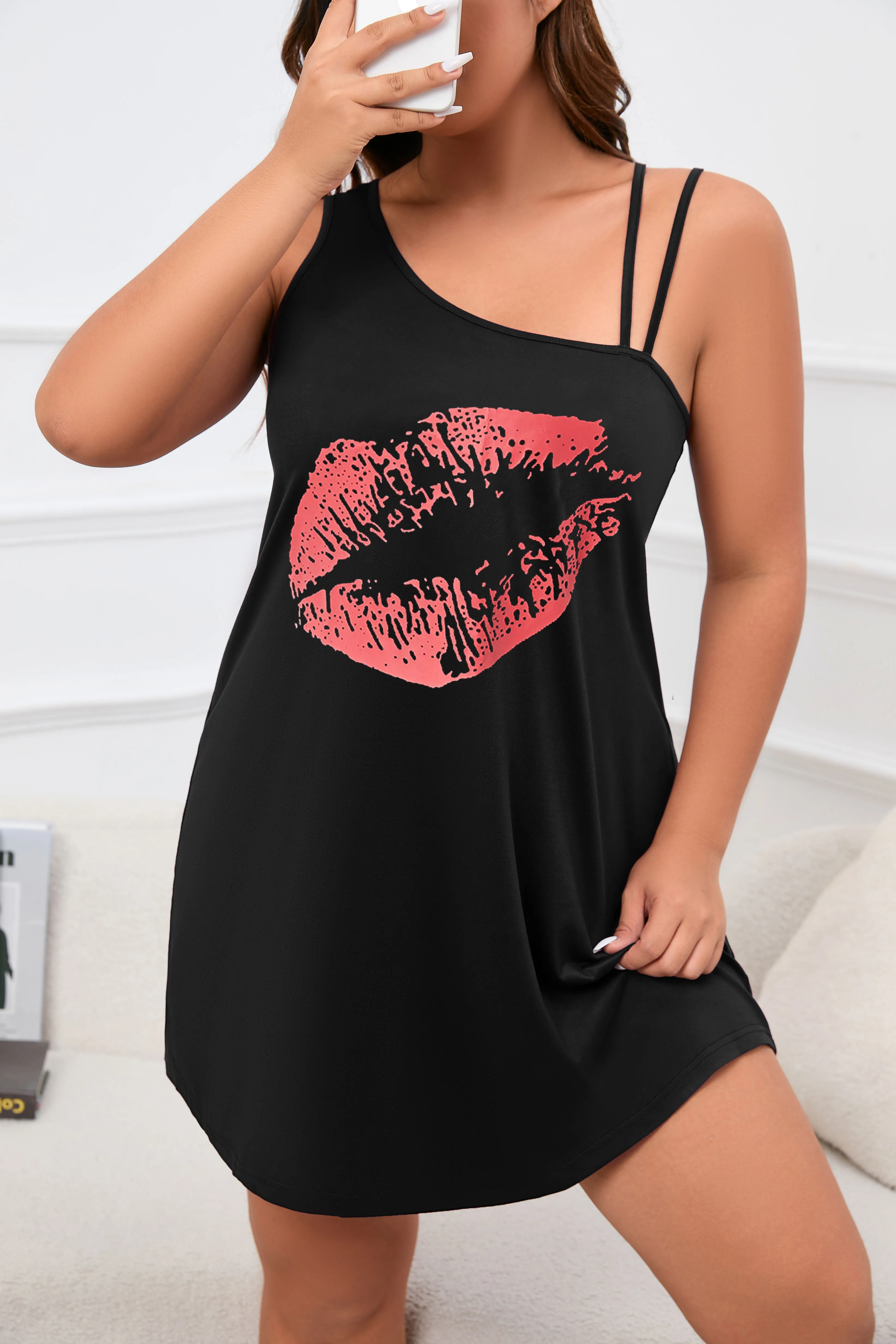 

Женская ночная рубашка больших размеров на одно плечо