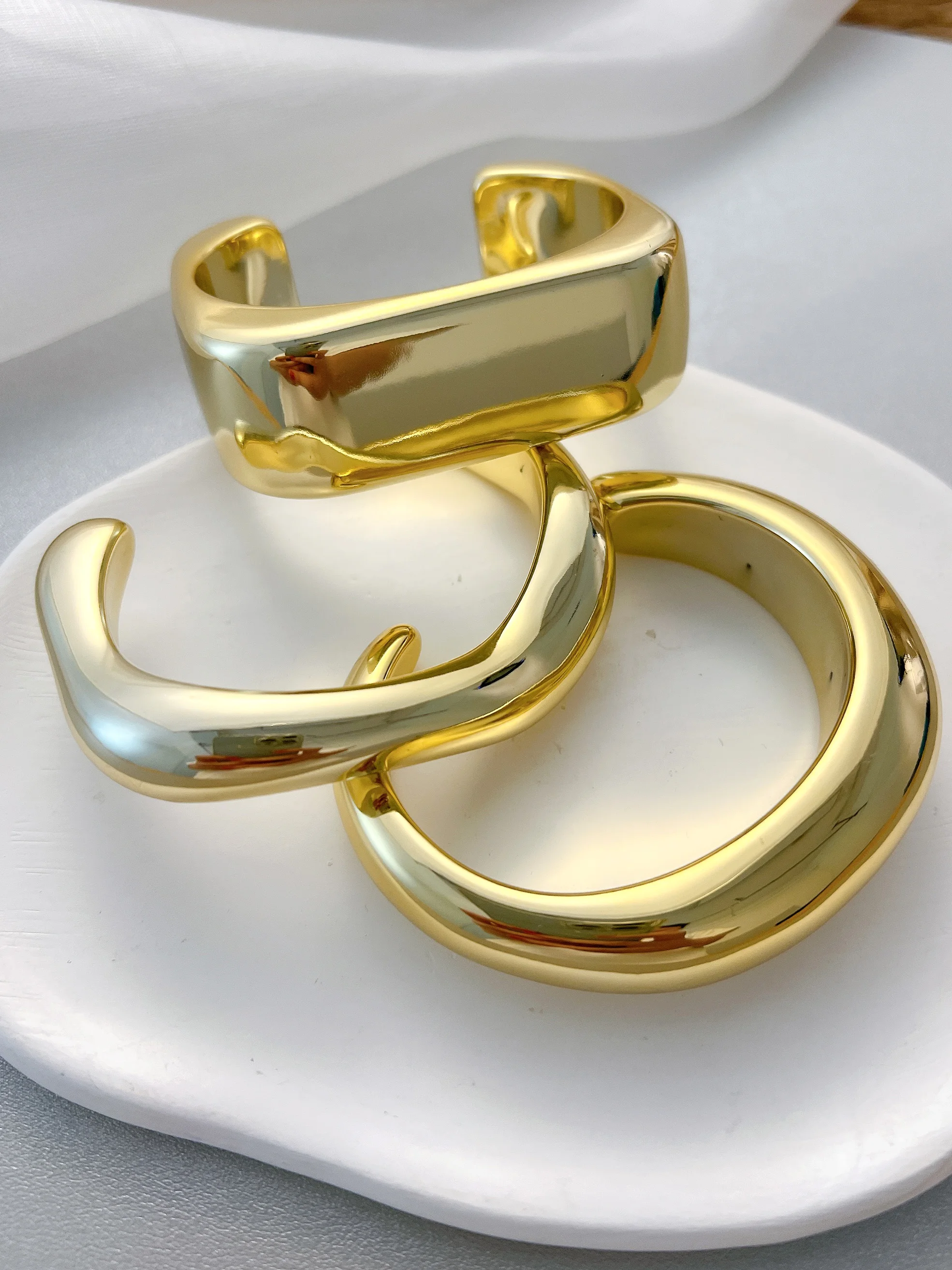 مجموعة أساور مفتوحة من الراتنج باللون الذهبي مبالغ فيها ومزخرفة مكونة من 3 قطع للنساء، مناسبة للارتداء اليومي والحفلات والمواعيد وحفلات الزفاف والمهرجانات وكهدية #4