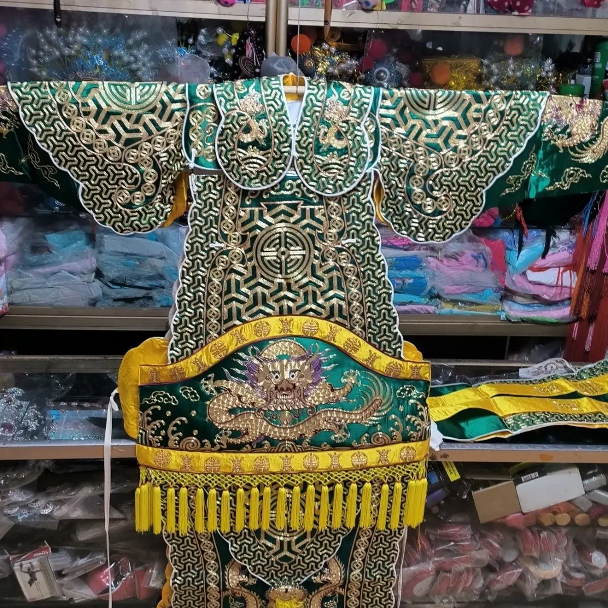 أزياء الأوبرا والأزياء ورجال أوبرا بكين يعتمدون على غوان قونغ الذهبية بالكامل، يعتمد الرجال الكبار على الطلاب الصغار، فنون الدفاع عن النفس