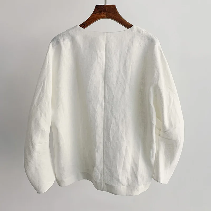 Modny lniany top bez guzików z zakrzywionymi rękawami i dekoltem w szpic na rok 2025