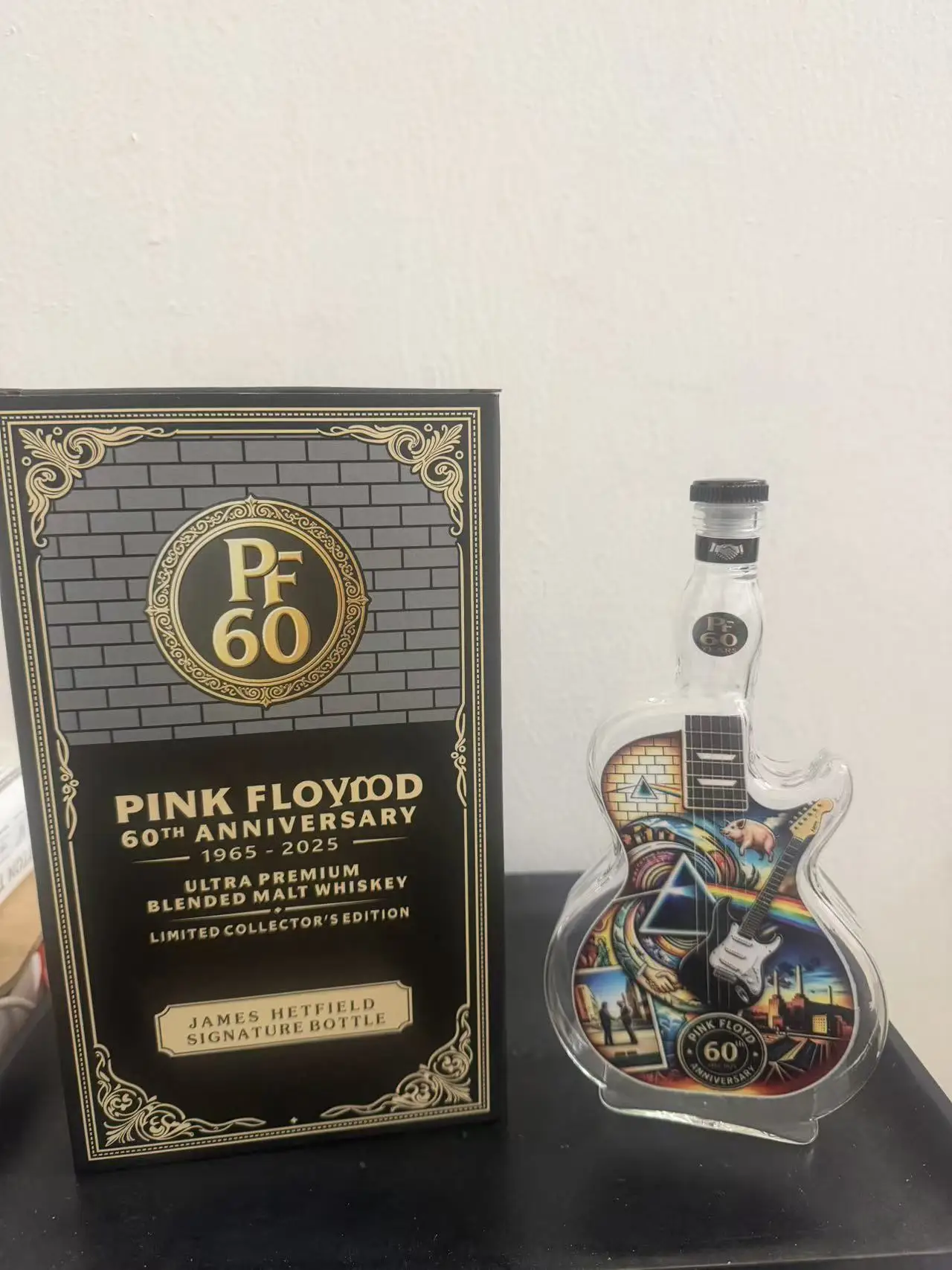 Pink Floyd 60 Years Commemorative Guitar Glass Decanter Airtight Cap Malt Whiskey Brandy Storage Bottle Rock Concert Bar Desktop