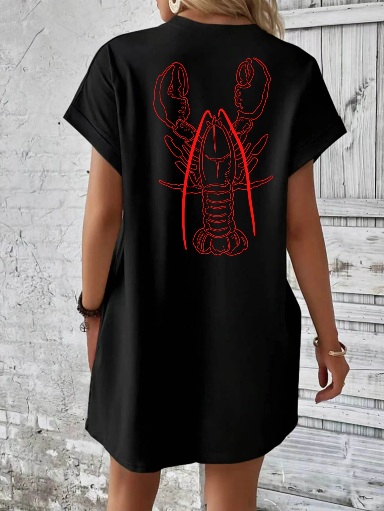 Robe t-shirt noire surdimensionnée pour femme avec imprimé arrière homard rouge accrocheur