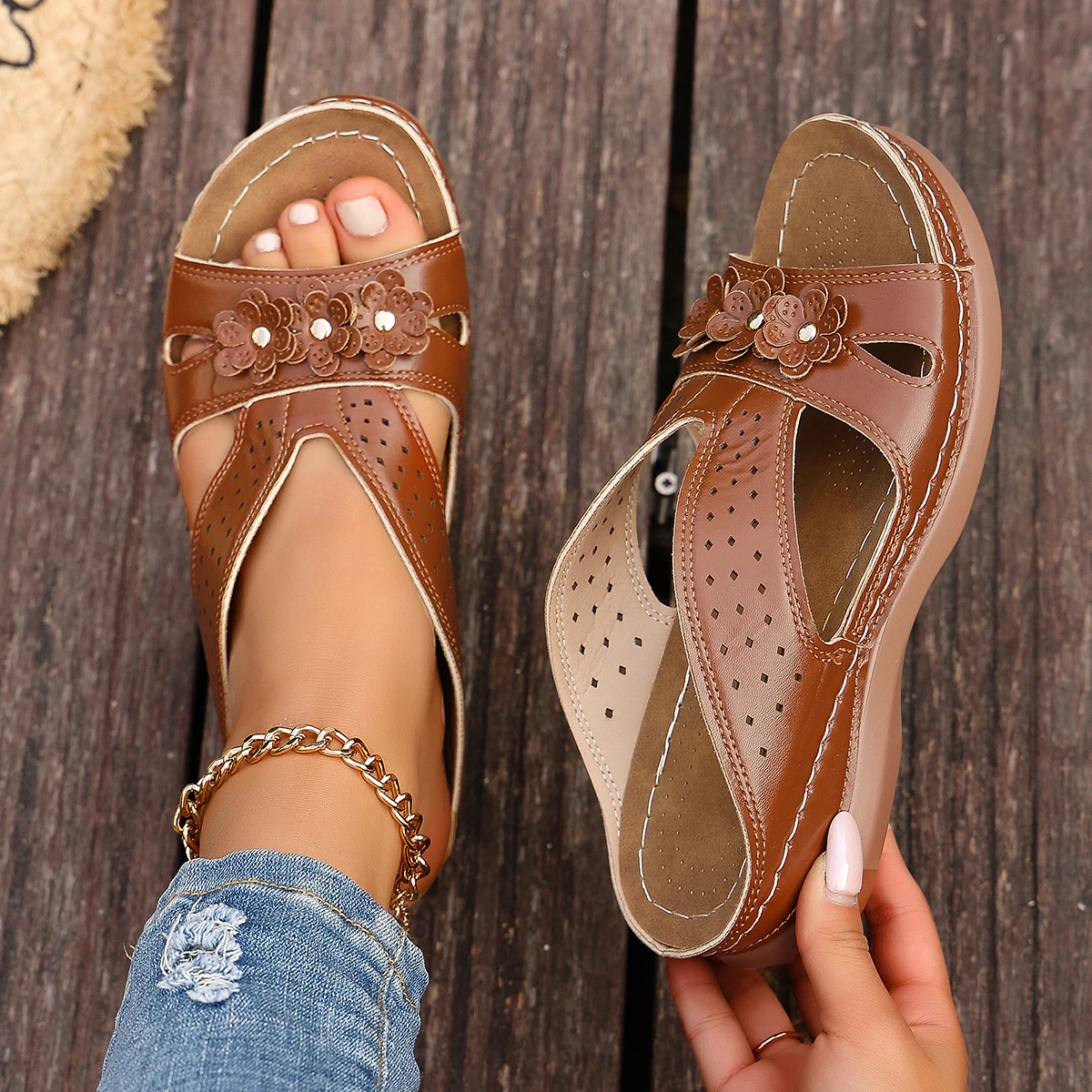 Neue Damen-Hausschuhe, lässige, florale, hohle Keilsandalen, Strandschuhe, modische Outdoor-Plateausandalen, bequeme, rutschfeste Sandalen, Übergröße 43 – Detail 14