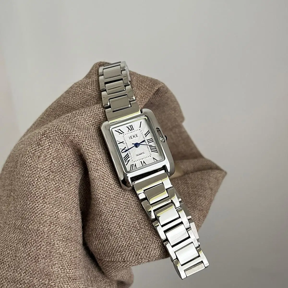 Elegant Women'S WatchSimple And Stylish Steel Band Design HighEnd And Understated Luxury Square Shape Perfect As A Student Gift.