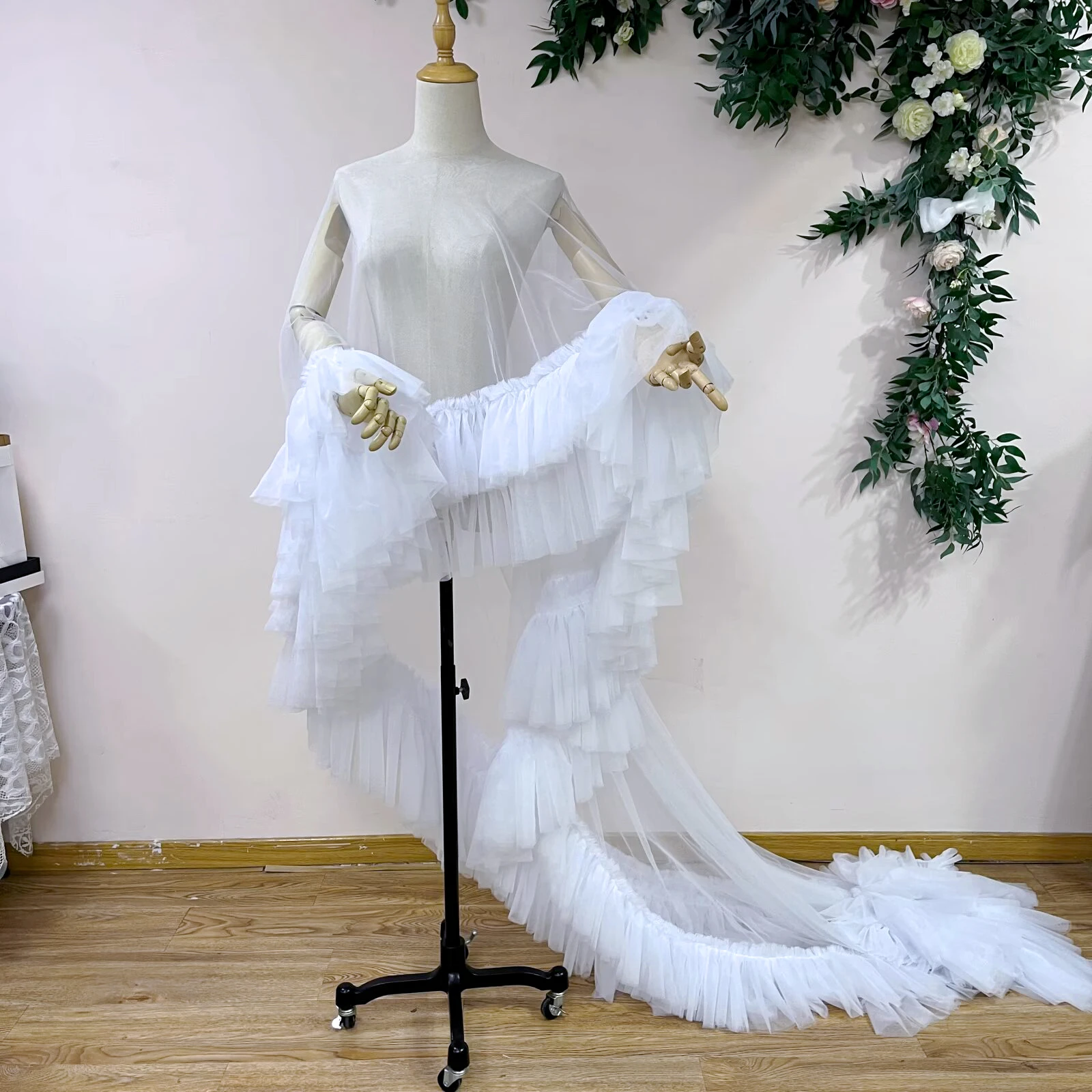 Mantella da sposa lunga in rete morbida con bordo volant corto davanti e lungo nella parte posteriore Accessori coordinati per abiti da festa da sera